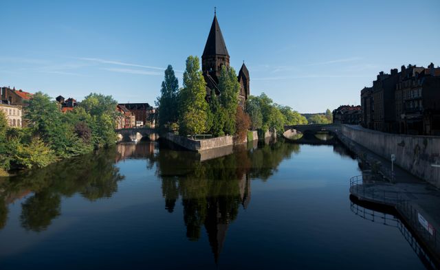 Riviere et vue de Metz