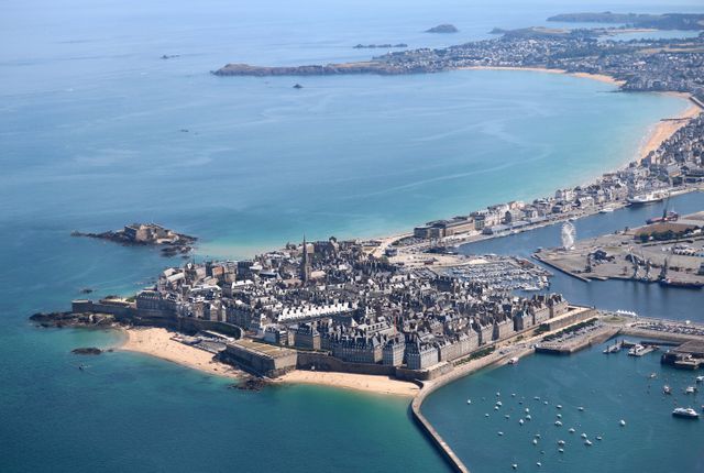 Remparts et cité corsaire de Saint-Malo vue du ciel